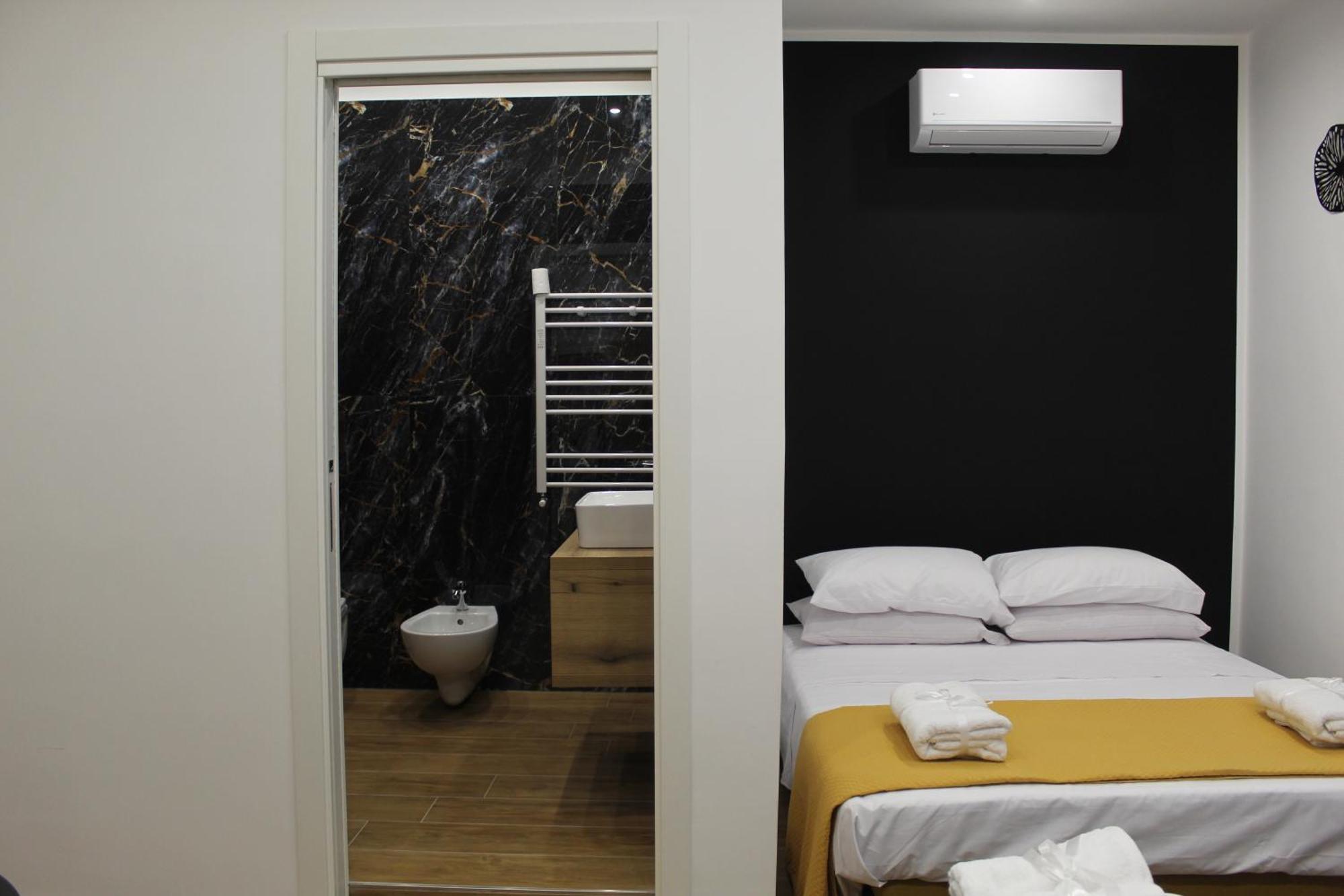 Blackwoody Contemporary Rooms - Napoli Centro Storico Ngoại thất bức ảnh
