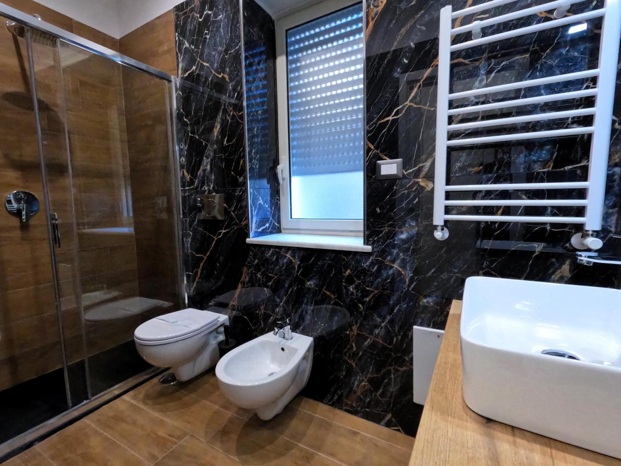 Blackwoody Contemporary Rooms - Napoli Centro Storico Ngoại thất bức ảnh