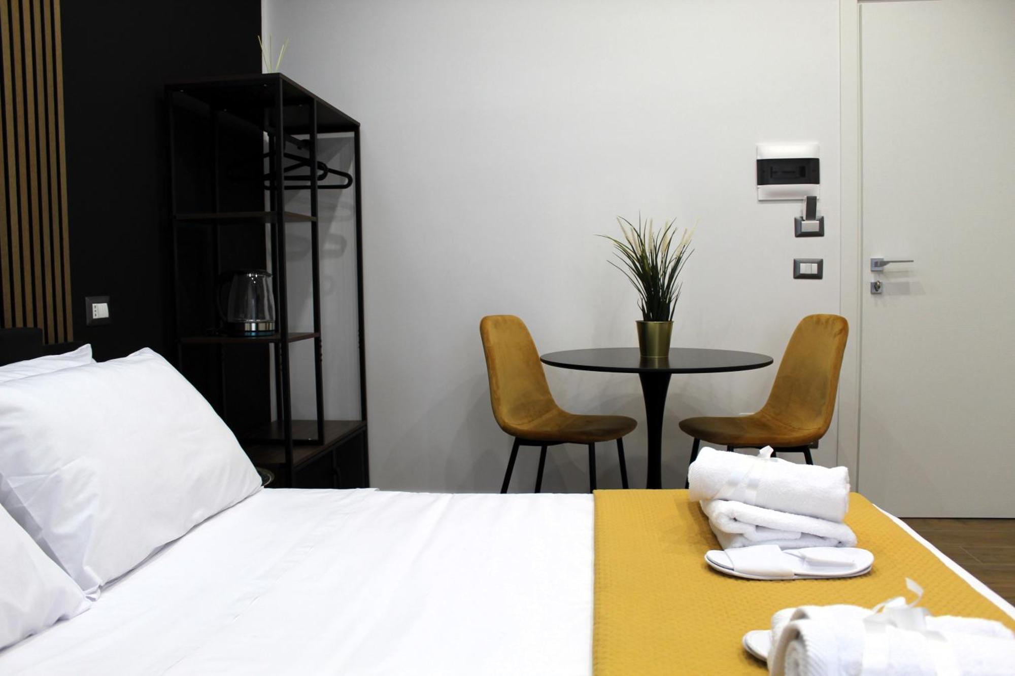 Blackwoody Contemporary Rooms - Napoli Centro Storico Ngoại thất bức ảnh